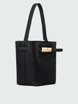 Cartera bucket extra pequeña Longchamp modelo Le Smart Flow, color negro con textura granulada, asa de hombro y detalle de hebilla metálica dorada frontal.