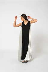 Vestido largo de jersey con paneles combinados en gris, negro y blanco, corte recto y escote en V.