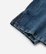 Pantalón de jean corte skinny con cintura media, cierre frontal con botón y cremallera, bolsillos funcionales y detalle de pequeña abertura en el ruedo interno.
