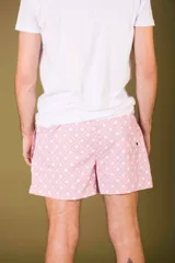 Short de baño azul marino con estampado de flores celestes, cintura elástica regulable con cordón y bolsillos laterales.