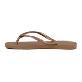 Chanclas Havaianas modelo Slim de color tostado con tiras finas metálicas.