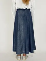 Pollera midi de jean color azul oscuro con pespuntes dorados y corte acampanado.