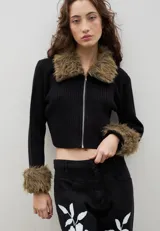 Saco tejido de algodón en color negro, con cierre frontal y detalles de piel sintética en cuello y puños.