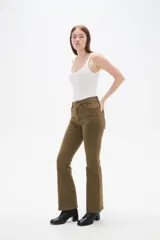 Pantalon tipo jean de corte flare y tiro alto, con bolsillos laterales y traseros.