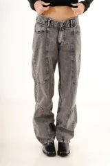 Pantalón de jean azul de corte recto y tiro medio, con costuras decorativas en contraste y bordado exclusivo en la parte frontal.