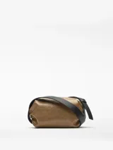 Bolso bandolera pequeño de Adolfo Dominguez con textura craquelada y acabado brillante. Cuenta con un compartimento principal con cierre de cremallera, bolsillo interior con cierre y asa larga regulable en color negro.