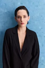 Blazer negro de corte relajado, con solapa clásica y cierre frontal.