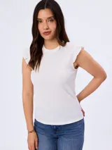 Remera blanca sin mangas con textura fruncida y volados sutiles en los hombros, cuello redondo y corte ajustado.