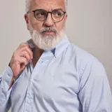 Camisa de vestir celeste a rayas verticales blancas, de corte clásico, con cuello abotonado y manga larga.