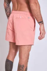 Short de baño color marrón con cordón ajustable en la cintura.