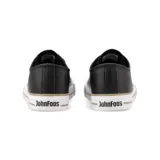 Zapatillas John Foos modelo 182 All Night, de eco cuero negro con forrería de algodón negro, cordones encerados negros, ojalillera color bronce, suela de caucho vulcanizado de alta resistencia y plantilla extraíble de caucho moldeado.