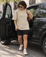 Remerón de corte oversize, color beige, con cuello redondo y mangas cortas. Diseño liso y holgado.