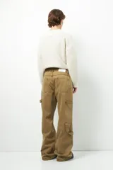 Jean de corte carpenter, estilo wide leg y tiro bajo, en color gris lavado. Presenta diseño de bolsillos frontales tipo parche y costuras reforzadas.