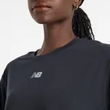 Remera deportiva negra de corte cropped, mangas cortas y logo de New Balance estampado en el pecho.