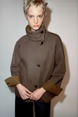 Cazadora ZW Collection de cuello subido y manga larga con bolsillos en el delantero, diseño reversible y cierre frontal cruzado con botones.