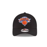 Gorra negra con logo de los New York Knicks bordado en el frente y logo de New Era bordado en el lateral.