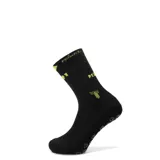 Medias deportivas de caña media color negro con detalles en amarillo neón, incluyendo el nombre del club Peñarol y su logo. Presentan suela antideslizante con puntos de agarre.