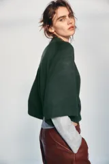 Jersey de punto liso color bordó, con cuello redondo y mangas anchas de largo tres cuartos. Presenta acabados en rib en cuello, puños y ruedo.