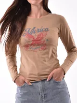 Remera de manga larga color gris oscuro, ajustada al cuerpo, con un estampado frontal de flores y texto en color blanco.