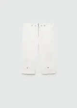 Pantalon capri blanco de tiro alto con diseño entallado. Presenta cierre frontal con cremallera, botones decorativos en la cintura, dos bolsillos de parche delanteros y detalle de flores aplicadas en la parte inferior de cada pierna.