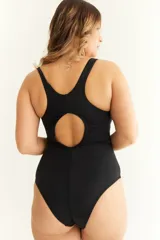 Malla enteriza deportiva negra con parte superior color borgoña.