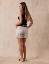 Short negro de algodón, marca One Five One. Pretina con pasadores, botón y cierre. Delantera con bolsillos. Botón en bolsillos traseros. Incluye cinturón trenzado negro.