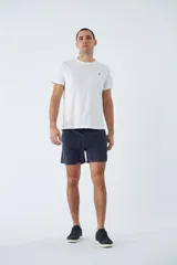 Short de baño amarillo con cintura elástica y cordón ajustable. Presenta bolsillos laterales, un bolsillo trasero y logo bordado en la parte inferior. Incluye suspensor interno y está confeccionado en tela ligera de secado rápido.