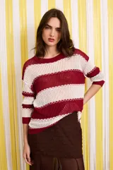 Sweater de punto calado a rayas horizontales rojas y blancas, de corte recto y mangas 3/4.