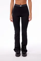 Pantalón bootcut de polisap color negro opaco con elástico mamba con logo tejido en la cintura.