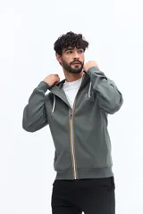 Campera de felpa azul marino con cierre frontal, capucha ajustable con cordones blancos y bolsillos canguro. Presenta un pequeño parche estampado en el pecho izquierdo.