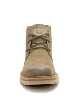 Bota tipo chukka Caterpillar modelo Grader, confeccionada en gamuza color tostado con cordones al tono, suela de goma dentada y logo de la marca en el lateral y la lengüeta.