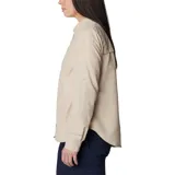 Camisa de manga larga Columbia modelo Silver Ridge 3.0, color beige, con cuello clásico, cierre frontal de botones, bolsillos en el pecho y aberturas de ventilación.
