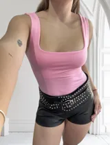 Body negro de lycra con escote cuadrado y breteles anchos.