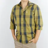 Camisa de manga 3/4 con cuello italiano y estampado a cuadros verde oliva y negro.