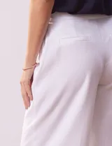 Pantalón blanco crop wide leg de crepe elastizado.