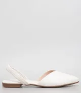 Zapatilla mule color blanco con puntera fina y tira elástica en el tobillo.