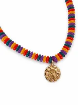 Collar de cuentas planas de resina en colores vibrantes, con dije central circular de metal dorado con textura radial.