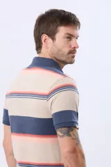 Remera polo de manga corta con cuello y puños en azul oscuro. Presenta un diseño de rayas horizontales en tonos de azul claro, azul oscuro, blanco, amarillo, rosa y verde. Incluye botones personalizados y un logo bordado en el pecho.