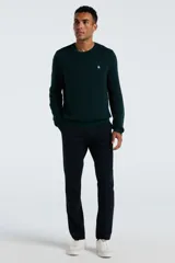 Sweater de punto color verde oscuro, con cuello redondo, mangas largas y puños acanalados. Presenta el logo de la marca bordado en el pecho.