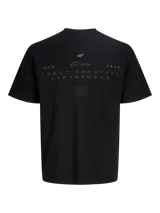 Remera negra de manga corta con cuello redondo y calce relajado, confeccionada en tejido de punto interlock con sutil estampado frontal.