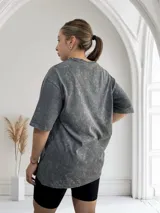 Remerón rosa con efecto acid wash, corte holgado y cuello redondo.