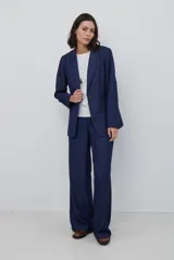 Pantalón de corte recto y pierna ancha, con tiro alto y cintura elástica. Presenta bolsillos laterales y cierre frontal.