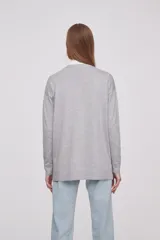 Cárdigan gris de viscosa, corte holgado, con cuello en V y cierre frontal con botones.