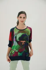 Remera tipo poncho con estampado abstracto multicolor y mangas 3/4 en color azul marino.