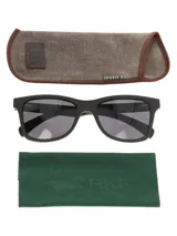 Lentes de sol RKF modelo Portofino con armazón de madera de nogal y cristales polarizados con protección UV en tono oscuro.