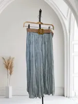 Pollera larga con forro y cinto de rafia.