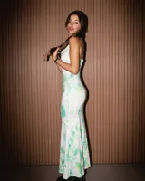 Vestido largo de diseño ceñido con estampado tie-dye en tonos verdes y blancos. Cuenta con escote tipo buche y finos tirantes.