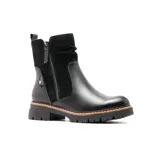 Bota corta de estilo casual, confeccionada en una combinación de cuero liso y gamuza en color negro. Presenta cierre lateral, detalle de tira con broche metálico en el talón y suela track con detalle de costura en contraste.