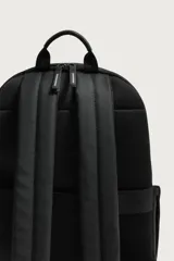 Mochila negra de acabado engomado con compartimento principal con cierre de cremallera. Cuenta con bolsillo interior con cierre, parte posterior acolchada con bolsillo oculto y banda de sujeción para equipaje, asa de mano y correas de hombro ajustables y acolchadas.