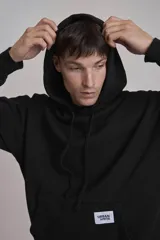 Buzo hoodie azul marino de algodón con corte holgado, capucha con cordones ajustables, bolsillo tipo canguro y etiqueta con logo en el frente.